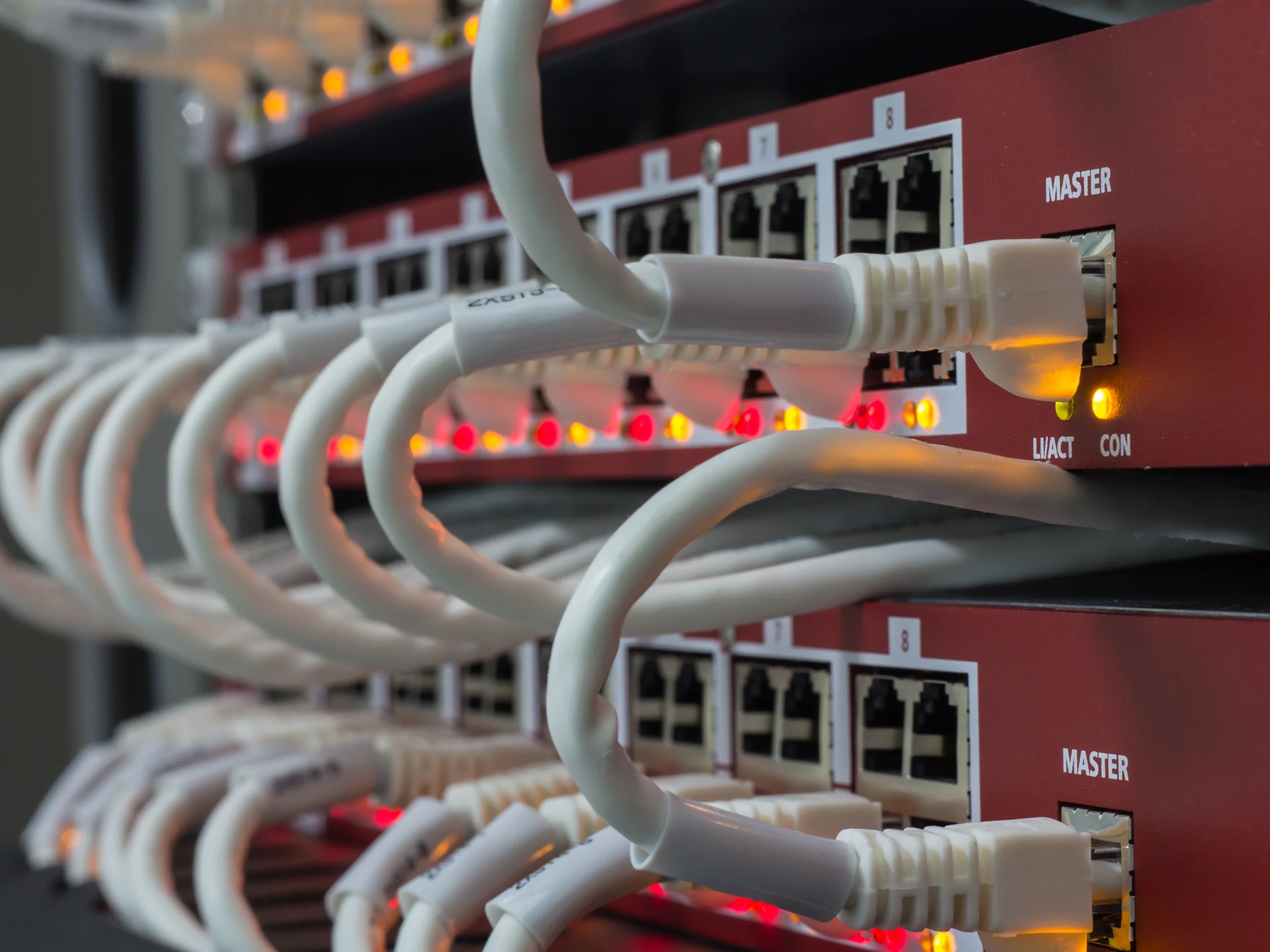 Server-Rack im Rechenzentrum mit blau leuchtenden Status-LEDs